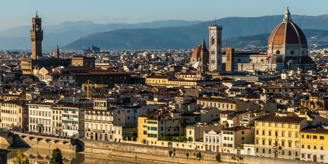 Ezer euróra büntethetik, aki egy hétvégi estén Firenze népszerű utcáin sétál