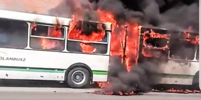 Teljesen kiégett egy csuklós busz Zombán