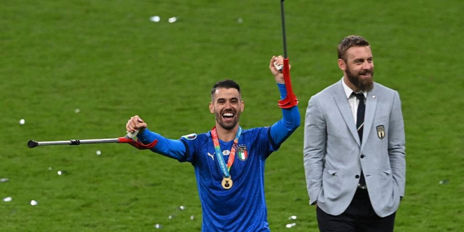 A világbajnok De Rossi hason csúszott az olasz öltözőben - videó
