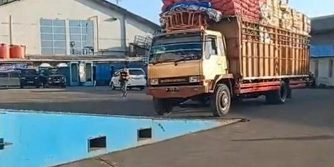 Úgy tűnik, mintha a teherautó szándékosan belehajtana a medencébe – videó