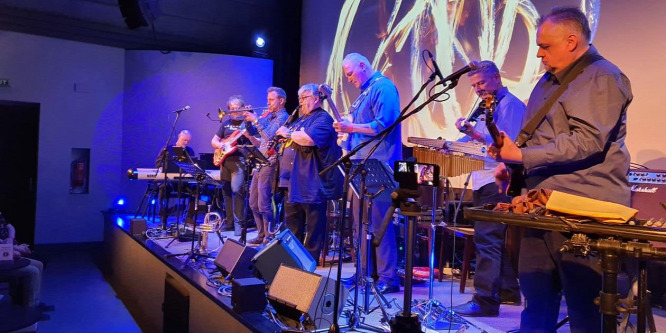 Rendhagyó koncertet ad augusztus elején Steve Hackett és a világhírű magyar jazz-zenekar