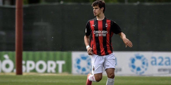 Hollandiába igazolt az AC Milan 18 éves magyar futballistája