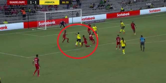 Három védőt kicselezve, a kapus lábai között rúgott győztes gólt a futballista - videó