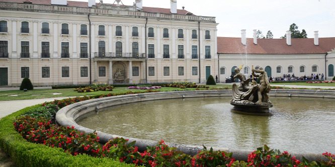 Átadták a fertődi Esterházy-kastély felújított nyugati szárnyát