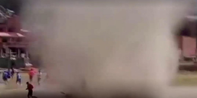 Látványos forgószél zavarta meg a bolíviai focitorna döntőjét - videó