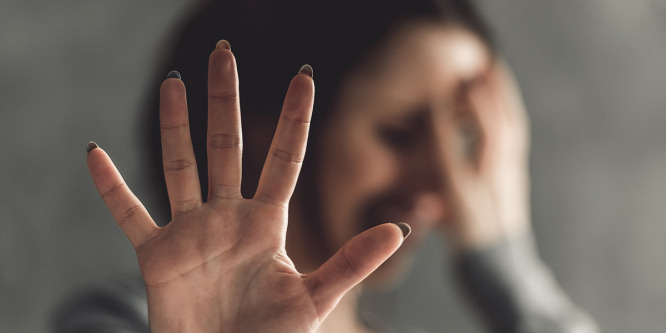 Elbújt a pláza vécéjében, majd megerőszakolt és kirabolt egy nőt a szatír (18+)