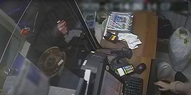Konyhakéssel raboltak ki egy budapesti dohányboltot - videó