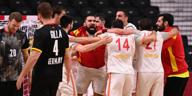 A spanyolok nyerték a férfi kézilabdatorna első rangadóját az olimpián