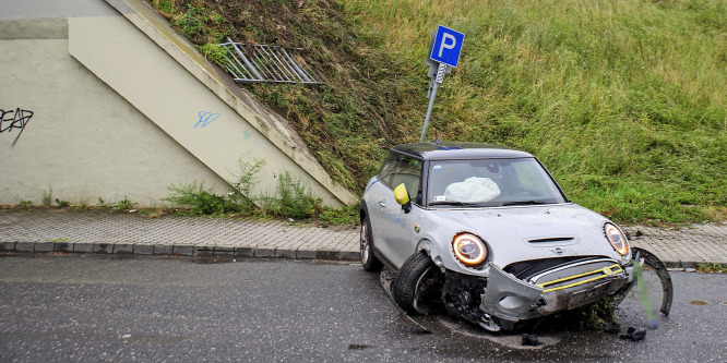 Parkolóba zuhant az Árpád hídról egy autós
