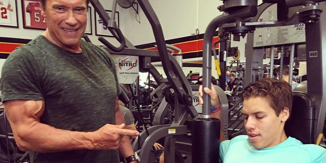 Arnold Schwarzenegger fia félmeztelen fotókon mutogatja az izmait