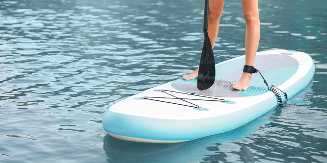 Strandolás közben, egy SUP deszkán sodródva tűnt el egy 10 éves kislány a Balatonon