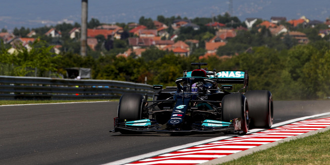 Hamilton fordíthat a pokoli hőségben, Verstappen az égiekben bízhat