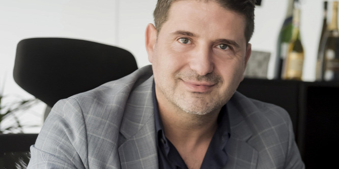 Hajdú Péter sztárokkal és humorral készül a szilveszterre