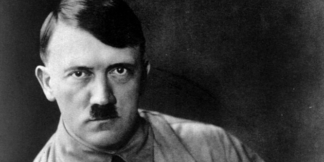 Pornófüggség, szado-mazo szex és vérfertzés: Hitler imádta, ha rugdosták és rávizeltek (18+)