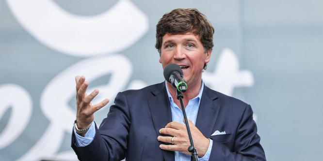 Tucker Carlson élő adásban kért bocsánatot Orbán Balázstól - videó