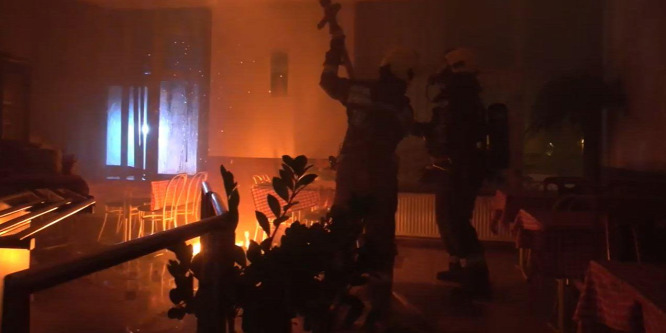 Így oltják a tűzoltók a kigyulladt raktárépületet - videó