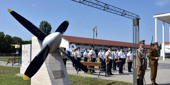 Újraavatták a Magyar Légierő első parancsnokának emlékművét