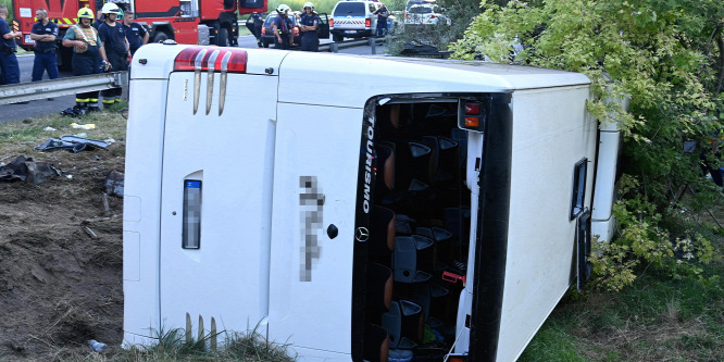 Buszbaleset az M7-esen: Ezzel kell továbbélnie az egyik súlyosan sérültnek