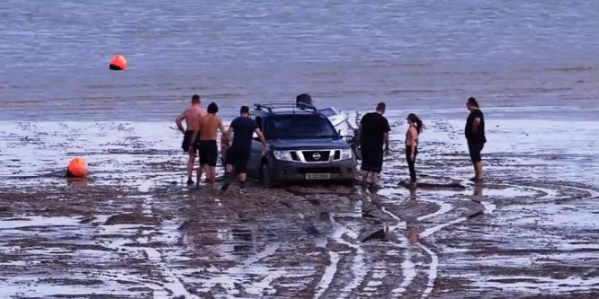Beragadt egy terepjáró a strand homokjába, majd jött a dagály – videó