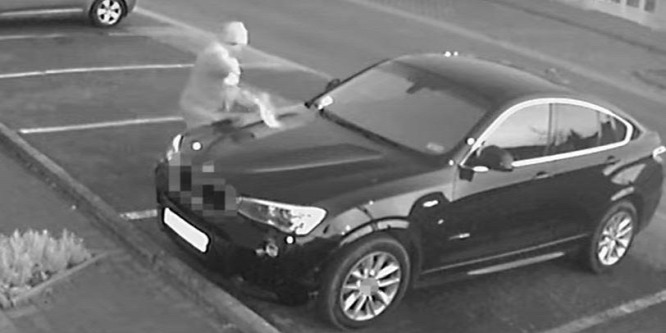 Maró anyaggal öntött le egy BMW-t egy hatvani férfi – videó