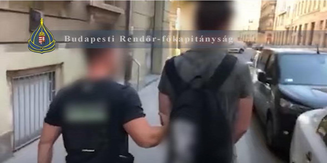 Parókát és álhasat vett fel egy rabló, hogy ne ismerjék fel - videó