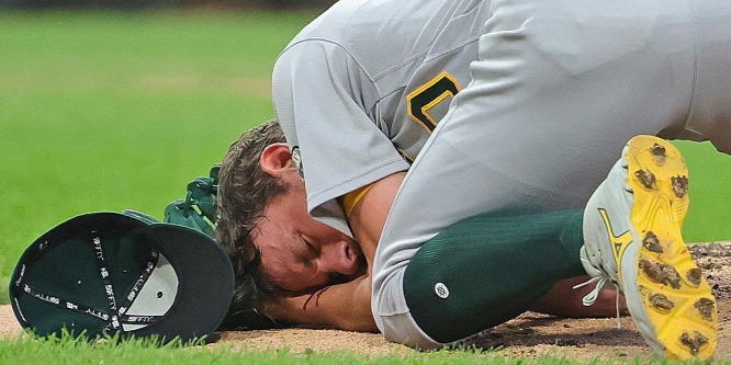 Kórházba kellett vinni a baseballjátékost, miután arcon találta a labda - videó