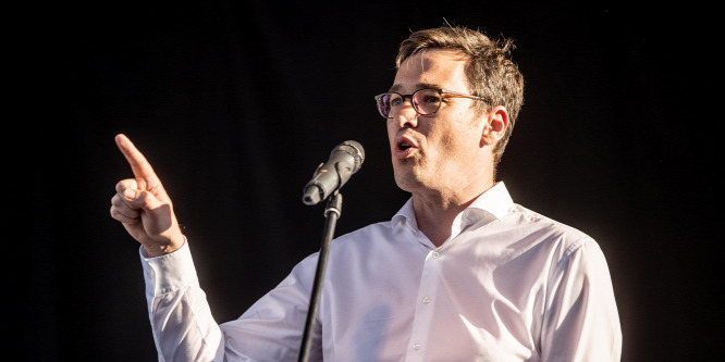 Elmenekült az újságírók elől Karácsony Gergely - videó