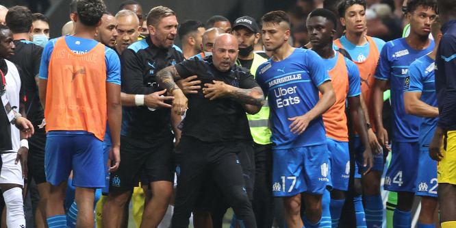 Három embernek kellett lefogni a dühös futballedzőt - videó