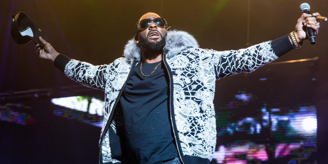 Egy férfi is szexuális zaklatással vádolja R. Kelly-t: ezt tette vele az énekes (18+)