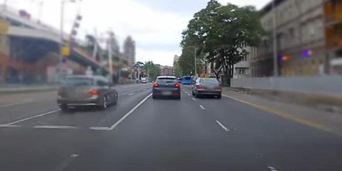 A záróvonalat átlépve, a szembe sávban előzött a két budapesti autós - videó