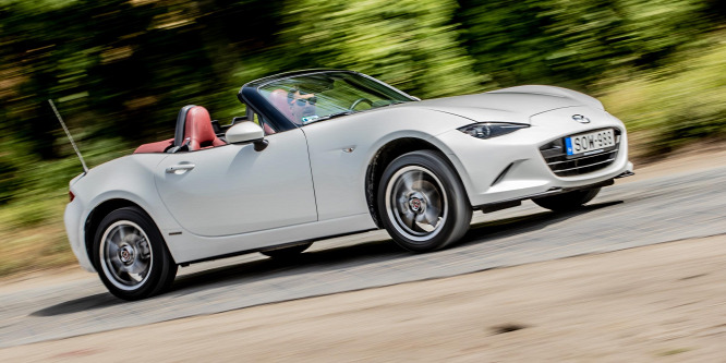 Így is be lehet gyújtani a születésnapi gyertyákat - Mazda MX-5 G132 Edition-100 teszt