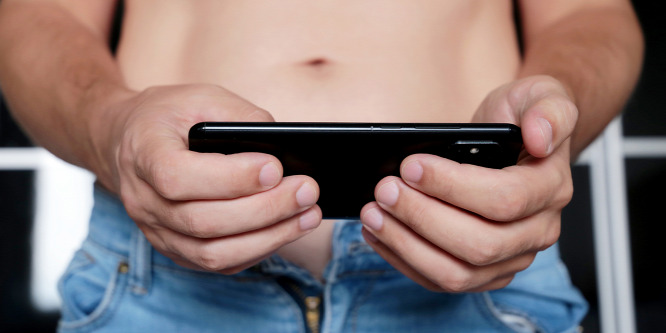 Gyomorforgató szexvideót találtak a színész telefonján: kutyájával fajtalankodott (18+)