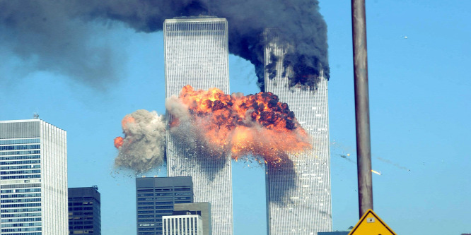 Drámai videón, ahogy a muszlim terroristák gépe a World Trade Centerbe csapódik