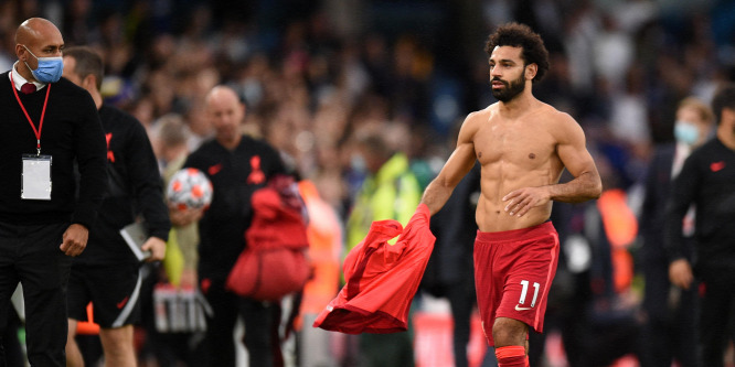 A Liverpool sztárja egy kisfiúnak adta a mezét, amelyben a 100. PL-gólját szerezte - videó