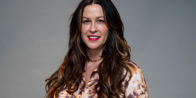 Több férfi megerőszakolta Alanis Morissette énekesnőt