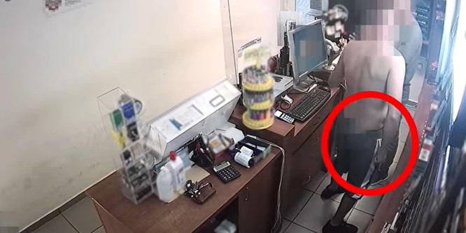 Így rabolt félmeztelenül 20 ezer forintot egy férfi egy kaposvári trafikból - videó