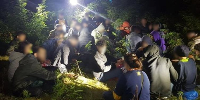 34 fős migránscsoportot tartóztatott fel a rendőrség szombat este