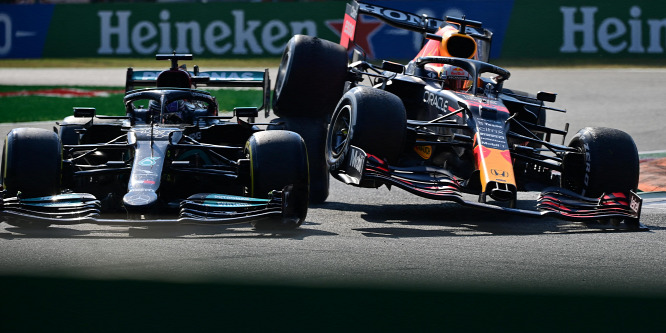 Mercedes: A Red Bull is Verstappent tartja hibásnak a Hamiltonnal történt ütközésért