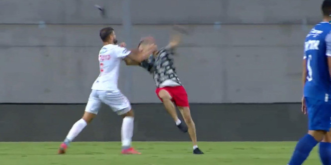 Kiállította a bíró a focistát, aki leütött egy a pályára futó és a csapattársát megütő szurkolót - videó