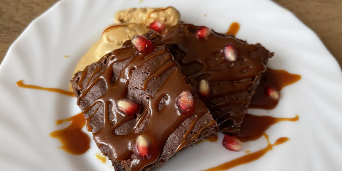 Brownie házi karamellszósszal
