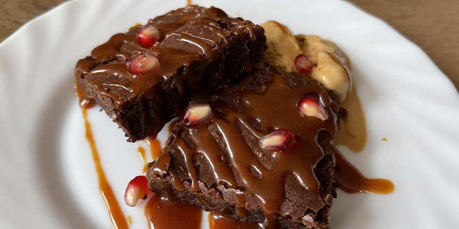 RECEPT: Brownie - Házi karamellszósszal