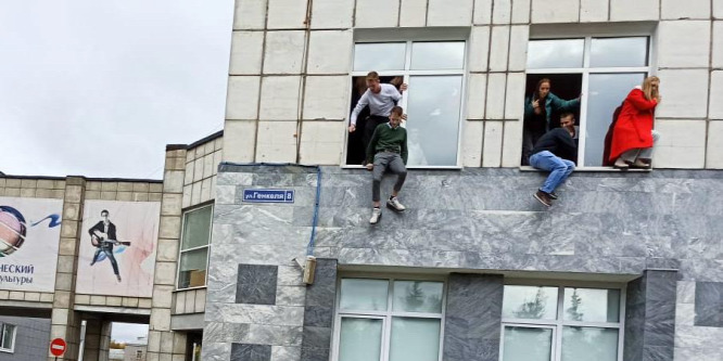 Fegyveres támadás egy orosz egyetemen, nyolcan meghaltak, az emberek az ablakon kiugorva menekültek - videó