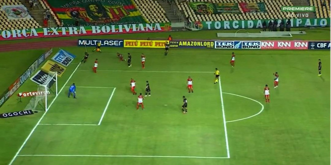 Lehetetlen szögből lőtt gólt a brazil focista - videó