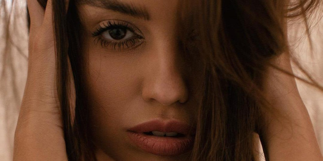 Émelyítően szexi: mézzel kényezteti mellbimbóit az ukrán playmate- Fotó (18+)