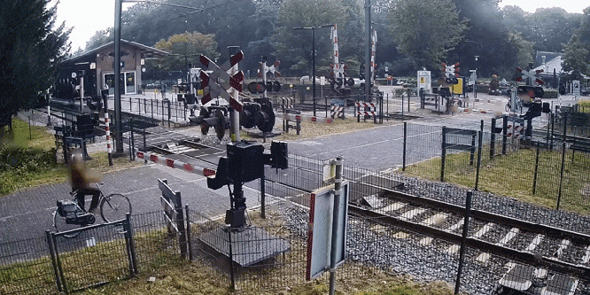 Hátborzongató: centiken múlt a nő élete, aki egy száguldó gyorsvonat előtt rohangált - Videó