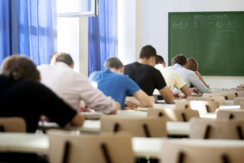 A probléma azzal kezdődött, hogy a romló járványhelyzetet látva a nyelvvizsgaközpontok egy része kijelentette: nem lehet egészségügyi kockázat nélkül vizsgákat szervezni.