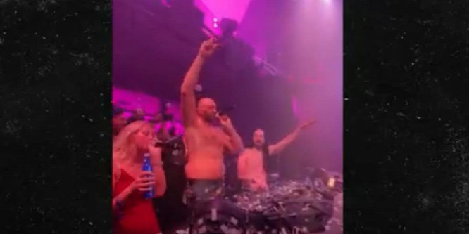 A bokszvilágbajnok Tyson Fury félpucéron bulizott Las Vegasban - videó