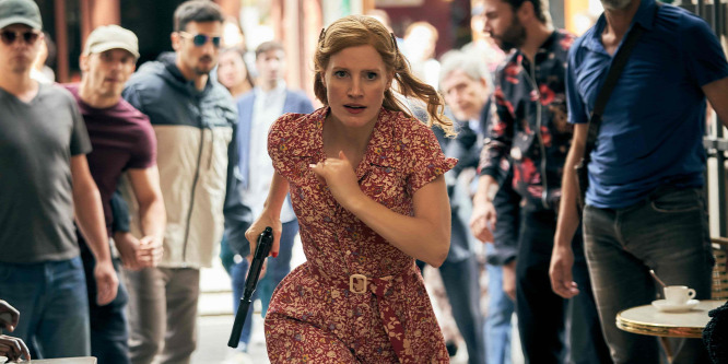 Jessica Chastain és Penélope Cruz James Bond nyomdokaiban - videó
