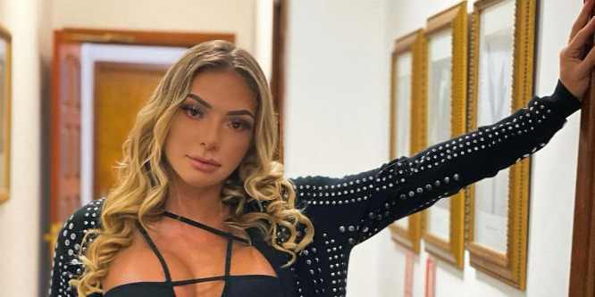 Hoppá! Bugyi nélkül pucsít a kamerába a dúskeblű szépség - Fotó (18+)