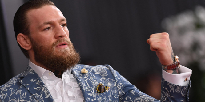 A luxusautójával száguldozó Conor McGregor James Bondnak képzelte magát